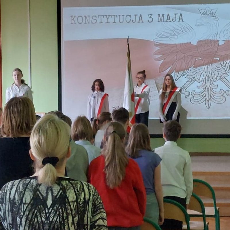Uczniowie klas 5-8 podczas apelu z okazji 3 Maja