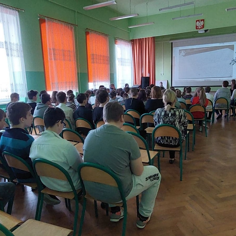 Uczniowie klas 5-8 podczas apelu z okazji 3 Maja