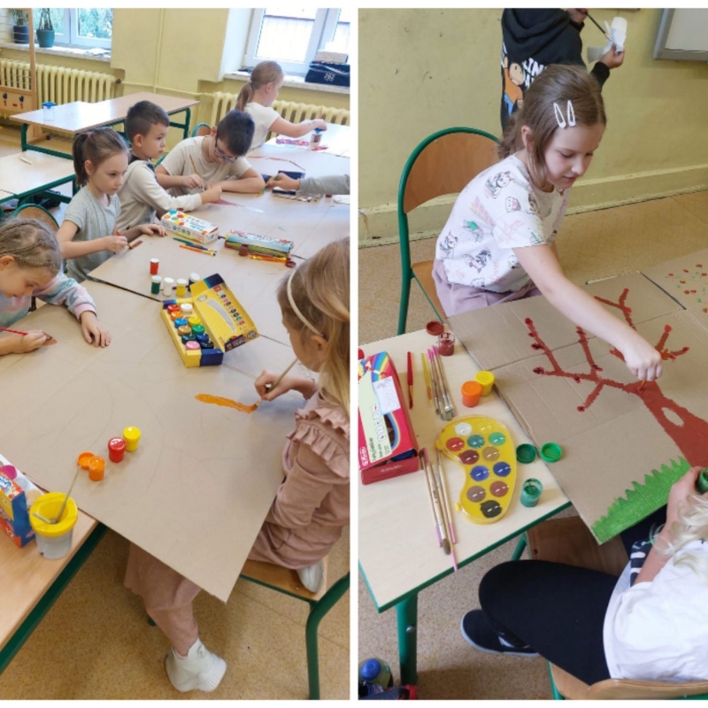 Dzieci z klasy 2b malują jesienne drzewa