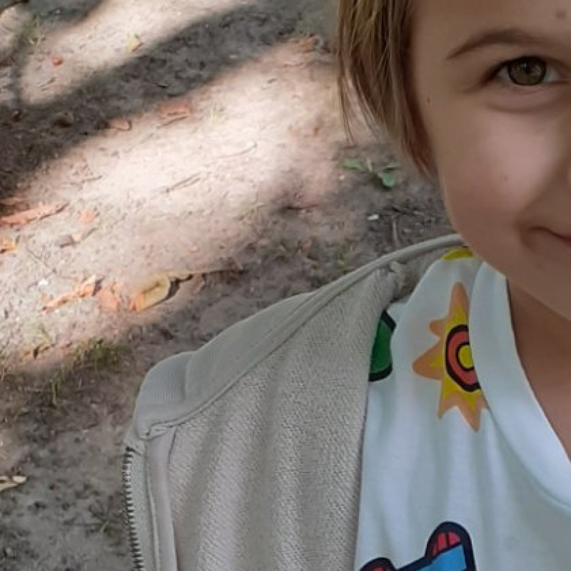 Dziecko z kasztanem w ręce