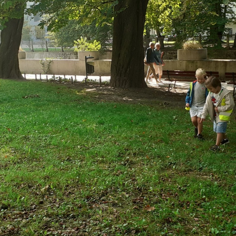Szukamy pierwszych zwiastunów jesieni - uczniowie zerówki w parku
