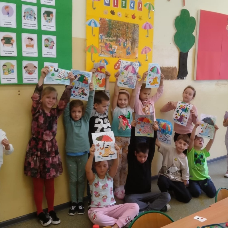 Uczniowie z klasy 1b prezentują prace plastyczne