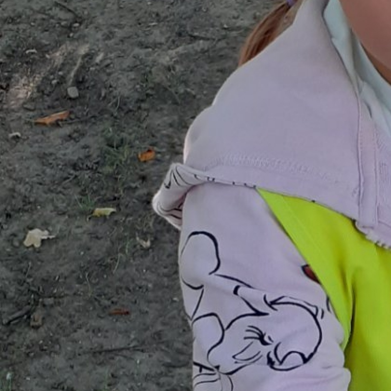 uczennica z kasztanem w ręce