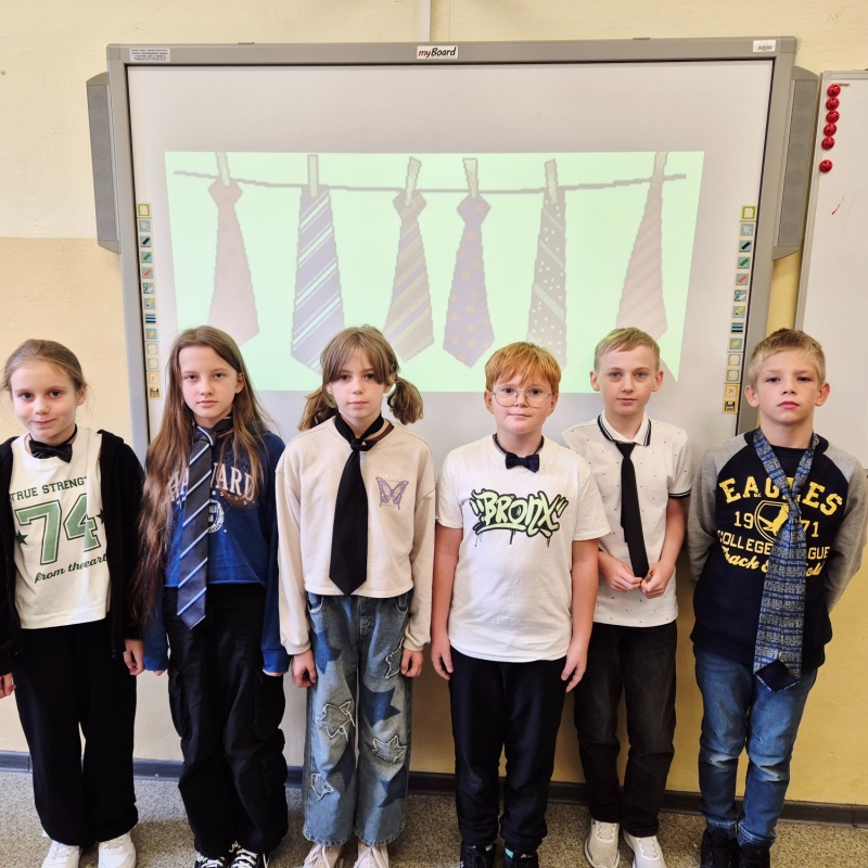 6 uczniów klasy 4b w krawatach i muszkach na tle tablicy