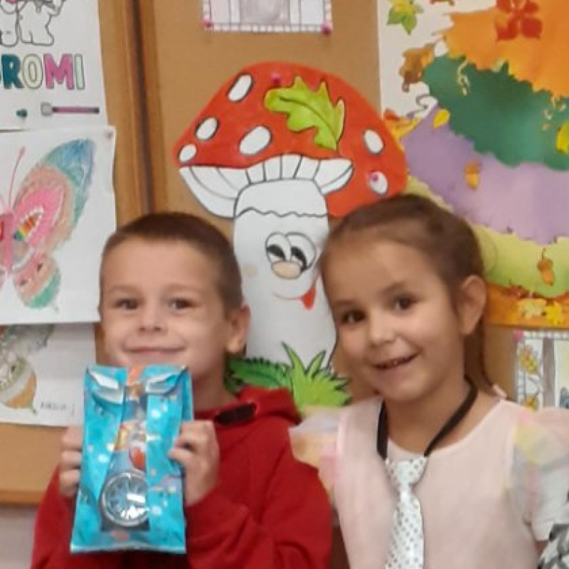 7 dzieci z zerówki z upominkami na dzień chłopaka i w krawacie