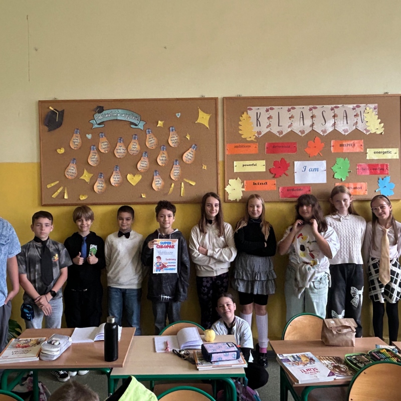 Uczniowie klasy 5 w krawatach i muszkach