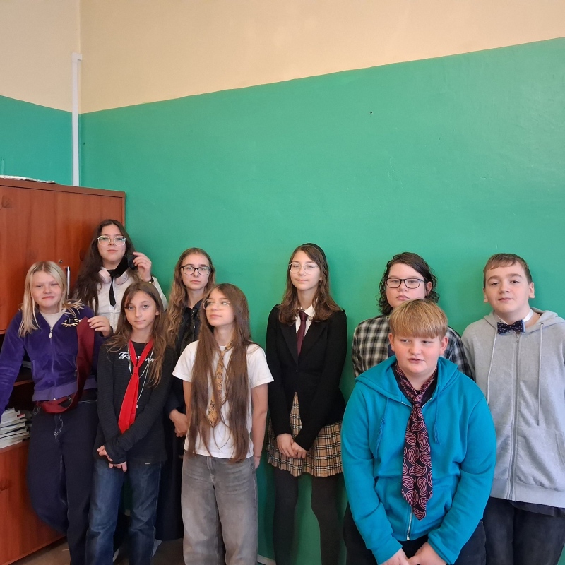 Uczniowie klasy 7a w krawatach i muszkach