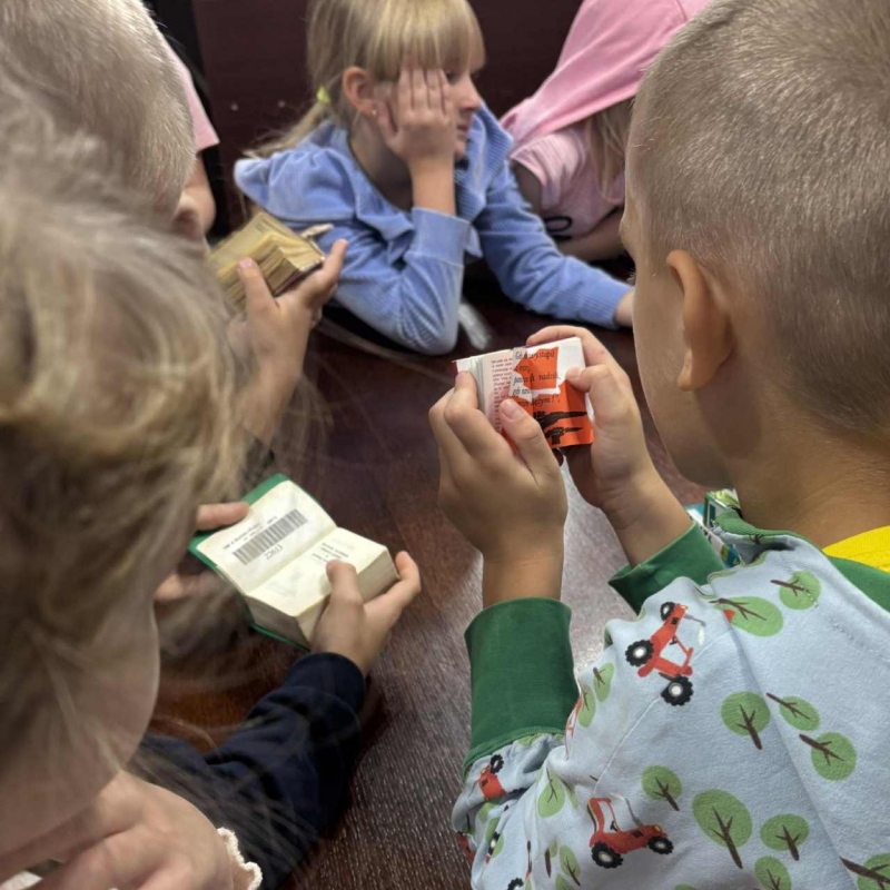 Uczniowie przeglądają książki