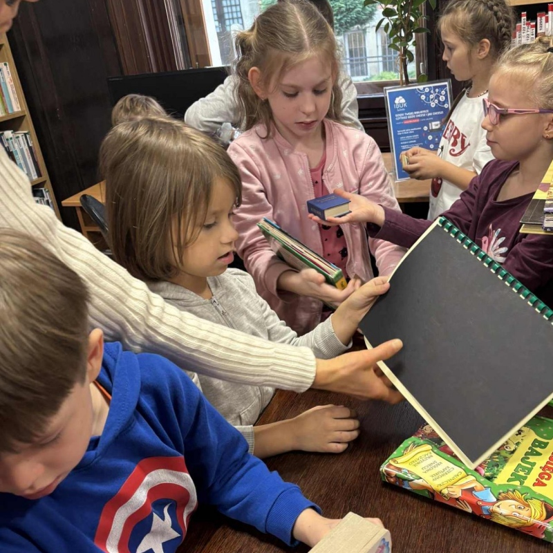 Uczniowie przeglądają książki