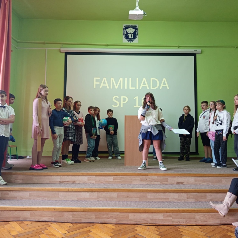 Uczniowie na scenie podczas przedstawienia z okazji Dnia Edukacji Narodowej