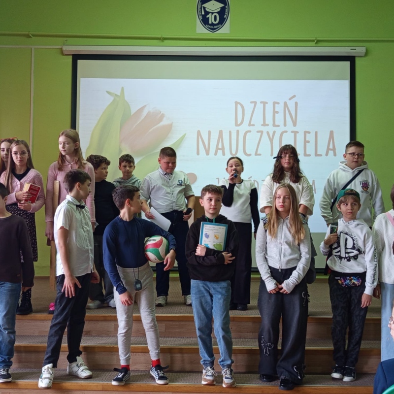 Uczniowie na scenie podczas przedstawienia z okazji Dnia Edukacji Narodowej