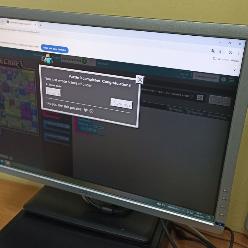Zdjecia monitorów z załączonymi wybranymi przez uczniów aktywnościami z okazji Tygodnia Kodowania - hour of code