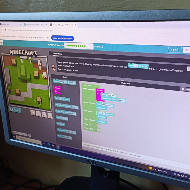 Zdjecia monitorów z załączonymi wybranymi przez uczniów aktywnościami z okazji Tygodnia Kodowania - hour of code