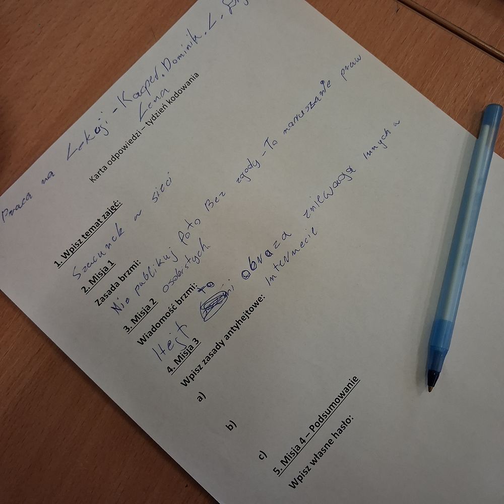 Zdjęcie karty z odpowiedziami do zagadek dotyczących szacunku w sieci