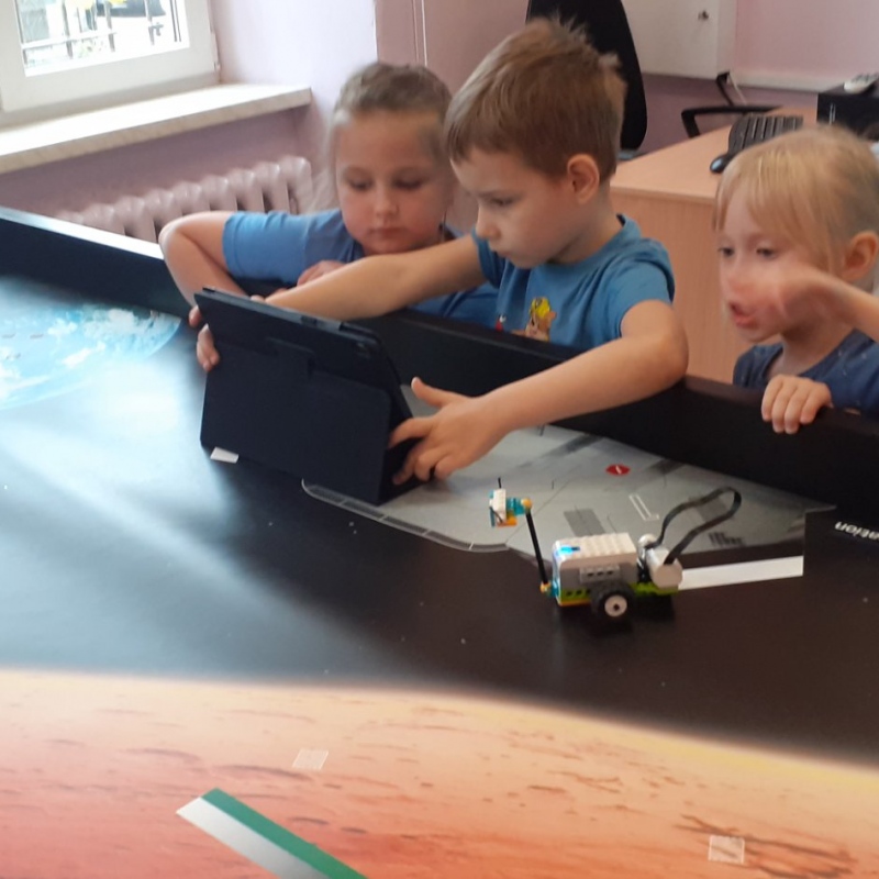 Uczniowie z oddziału przedszkolnego tworzące roboty