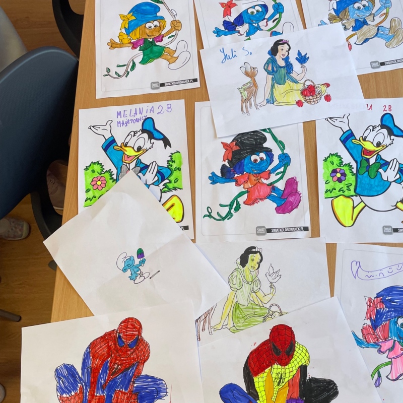 Prace plastyczne uczniów rozłożone na stole