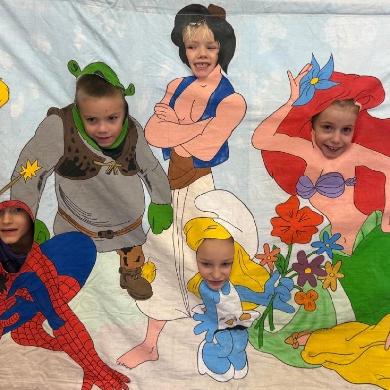 Zdjęcia dzieci na ściance foto z postaciami z bajek