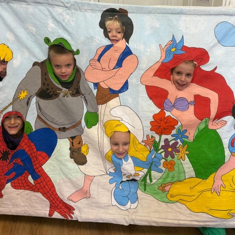 Zdjęcia dzieci na ściance foto z postaciami z bajek