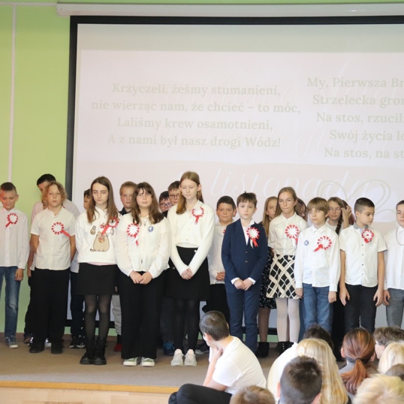 Klasa 5 śpiewa na scenie