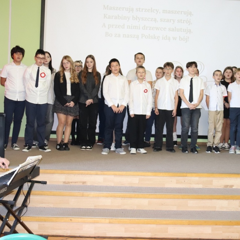 Klasa 6 śpiewa na scenie
