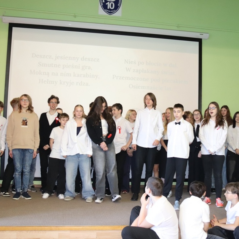 Klasy 7 śpiewają na scenie