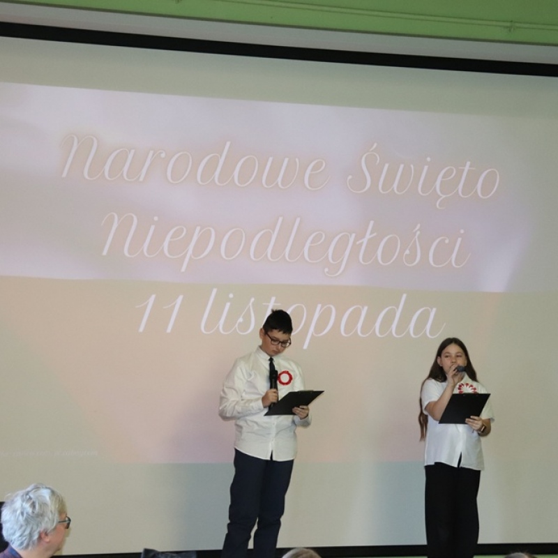 Prowadzący na scenie