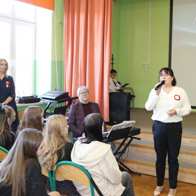 Wprowadzenie do apelu nauczycielka z mikrofonem