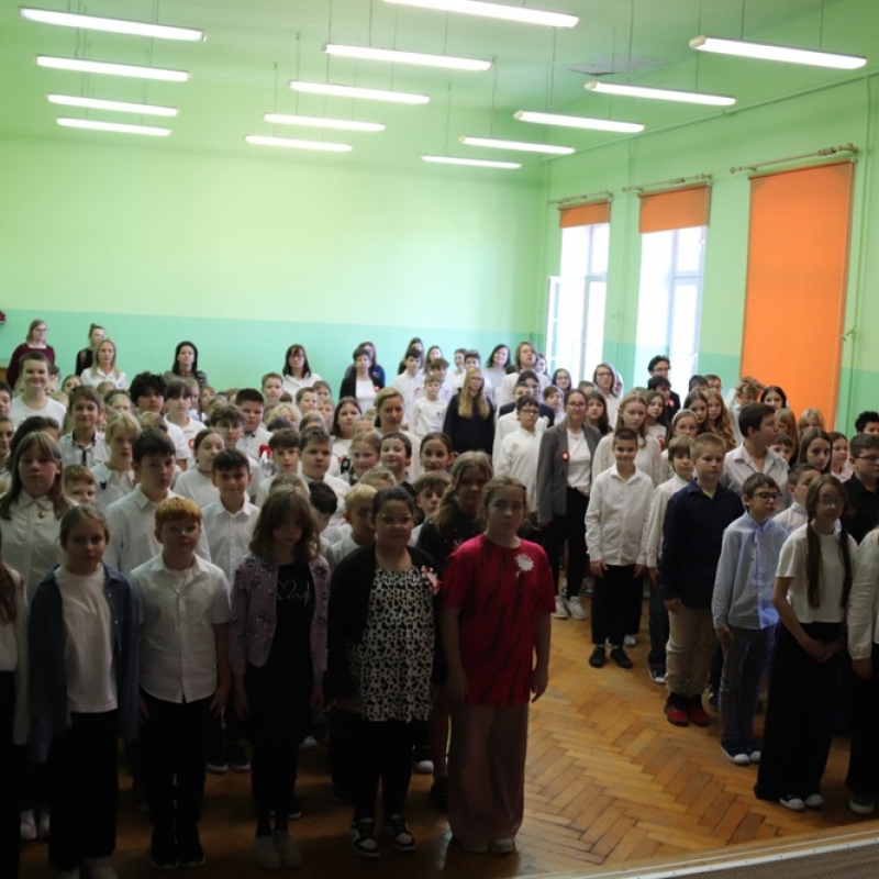 Uczniowie podczas akcji szkoła do hymnu