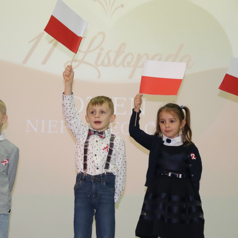 4 uczniów z polskimi flagami