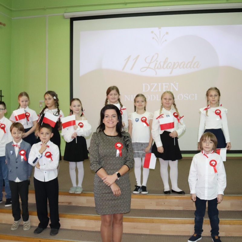 Klasa 2 b z wychowawcą na scenie