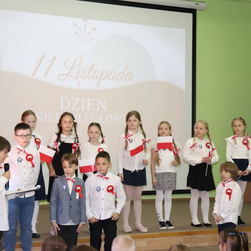 Uczniowie klasy 2b na scenie prowadzą uroczystość