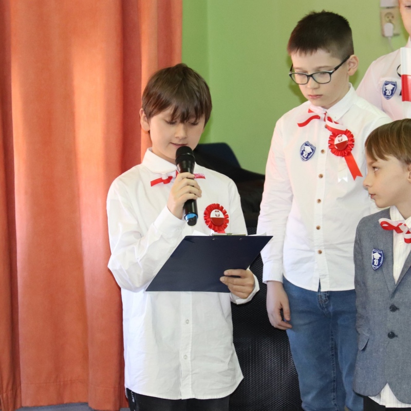 Uczniowie klasy 2b podczas występu