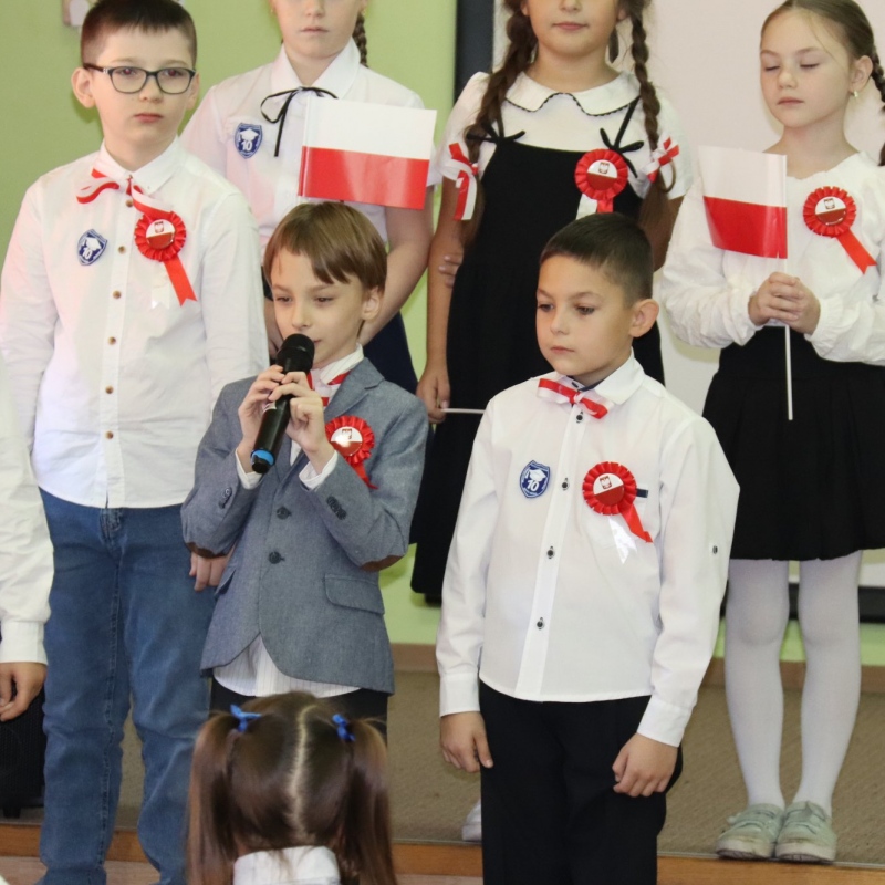 Uczniowie klasy 2b podczas występu