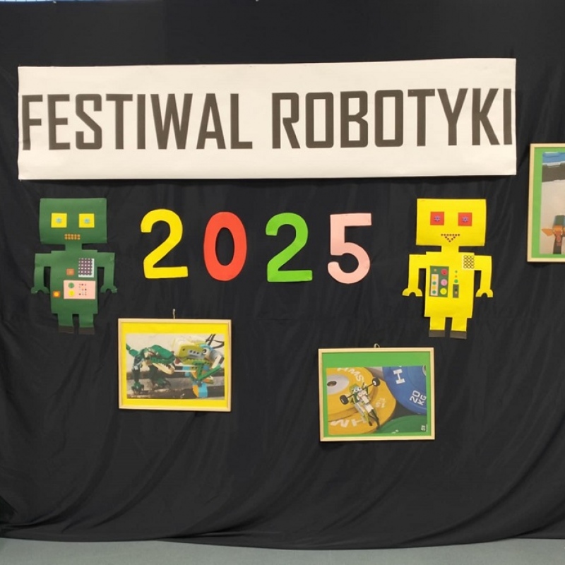 tablica z napisem festiwal robotyki