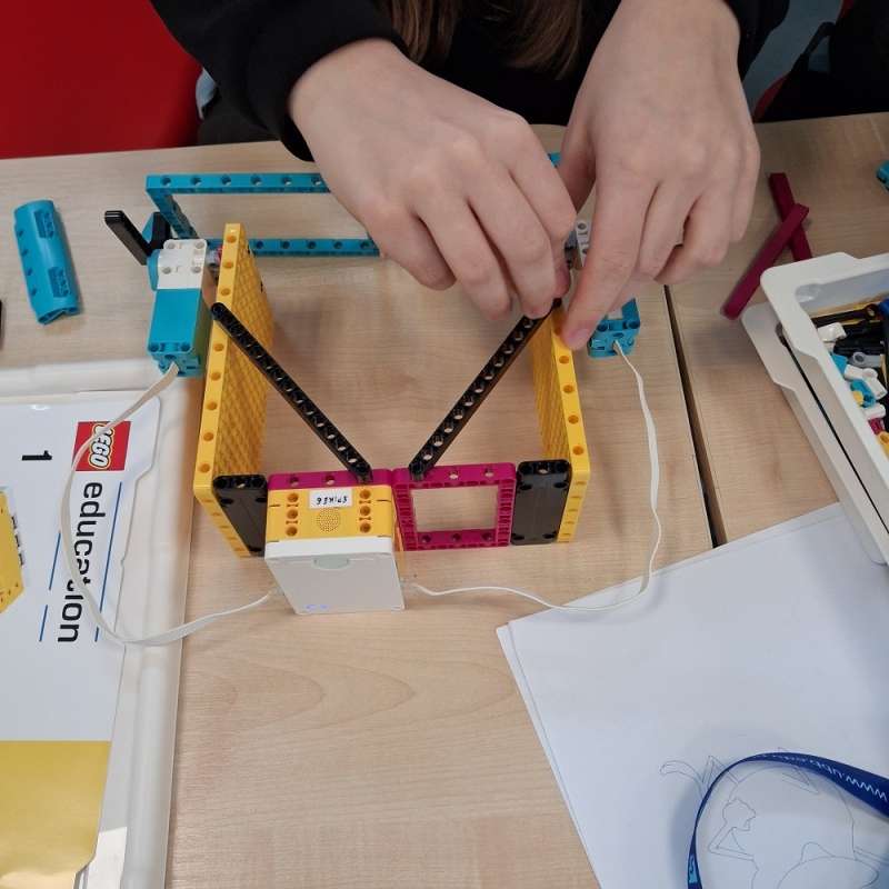 uczniowie budują konstrukcję z klocków lego