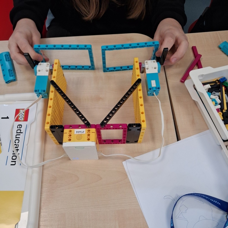 uczniowie testują konstrukcję zbudowaną z klocków lego