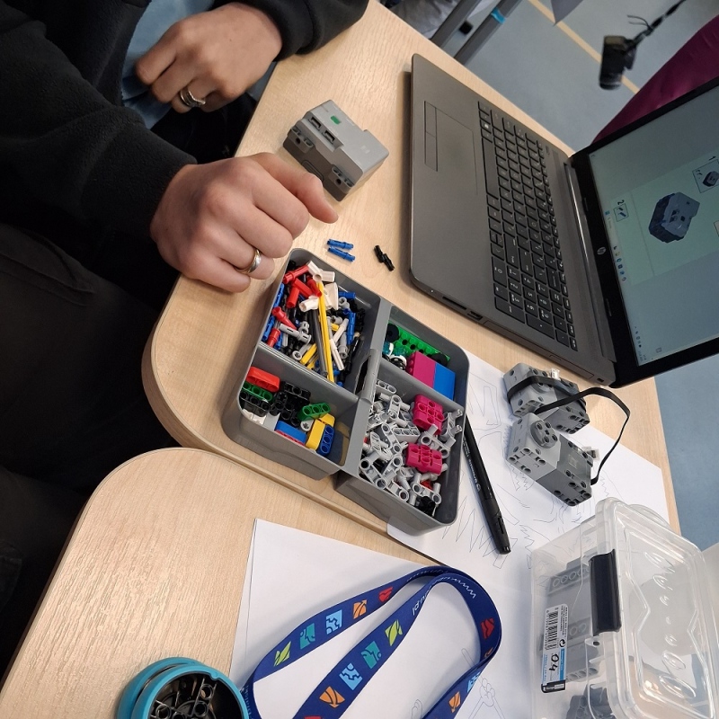 uczniowie z laptopem i klockami lego