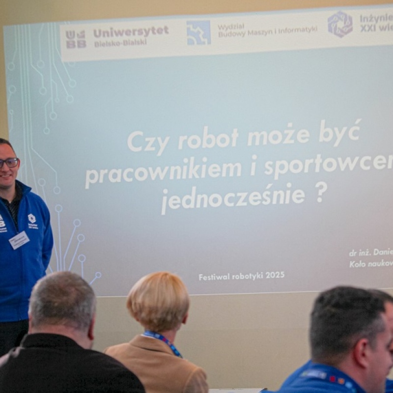 wykładowca prowadzi wykład