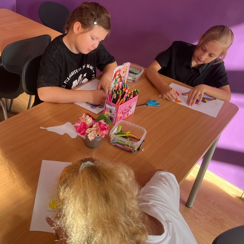 Uczniowie rysują jesienne liście