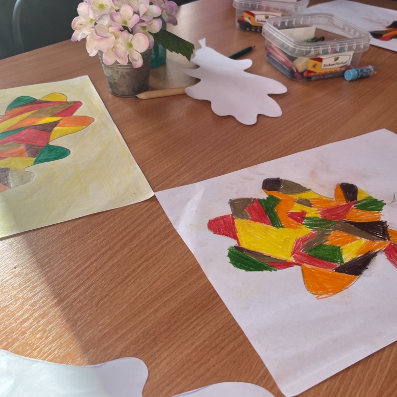 Uczniowie rysują jesienne liście