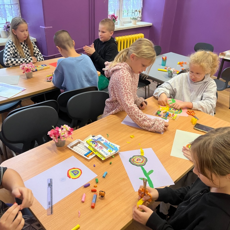 Uczniowie wykonują jesienne słoneczniki