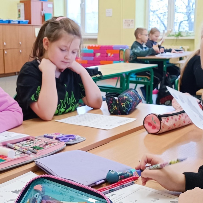 Uczniowie klasy 3 w trakcie rozwiązywani matematycznych łamigłówek