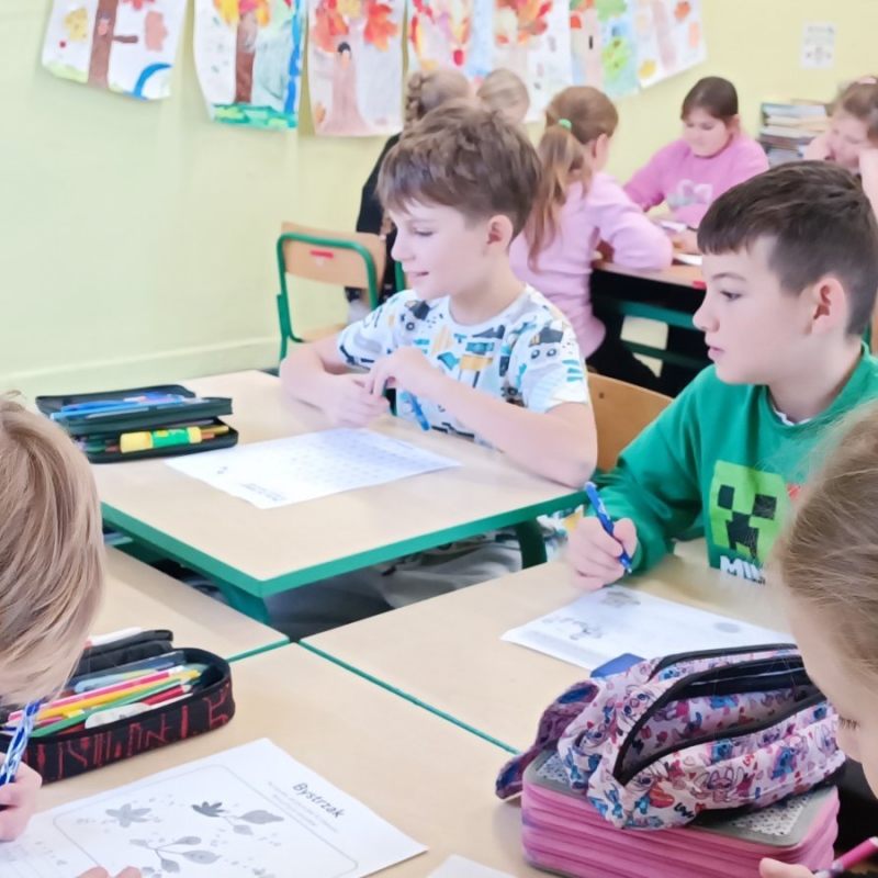 Uczniowie klasy 3 w trakcie rozwiązywani matematycznych łamigłówek