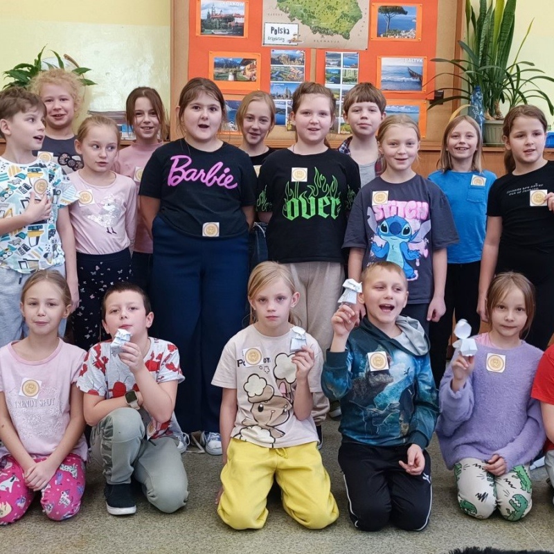 Uczniowie klasy 3 z naklejkami odznakami