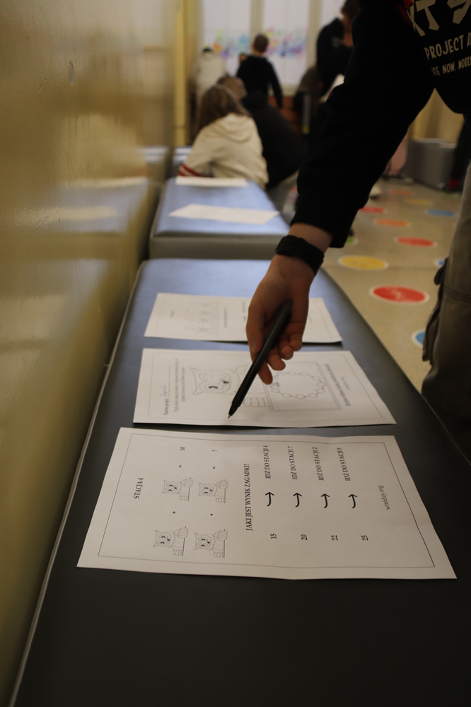 Uczniowie klasy 4b podczas rozwiązywania zadań w zespołach