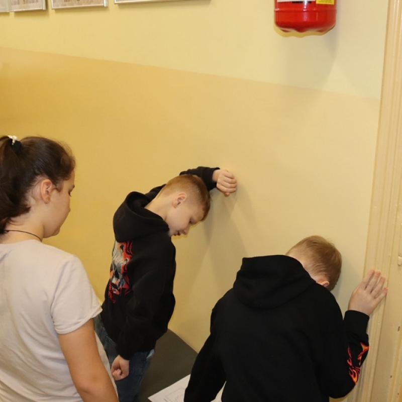 Uczniowie klasy 4b podczas rozwiązywania zadań w zespołach