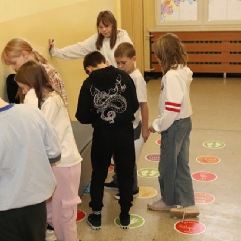 Uczniowie klasy 4b podczas rozwiązywania zadań w zespołach