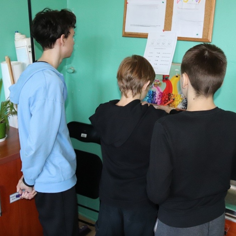 Uczniowie klasy 7a podczas rozwiązywania zadań przy stacjach z zadaniami