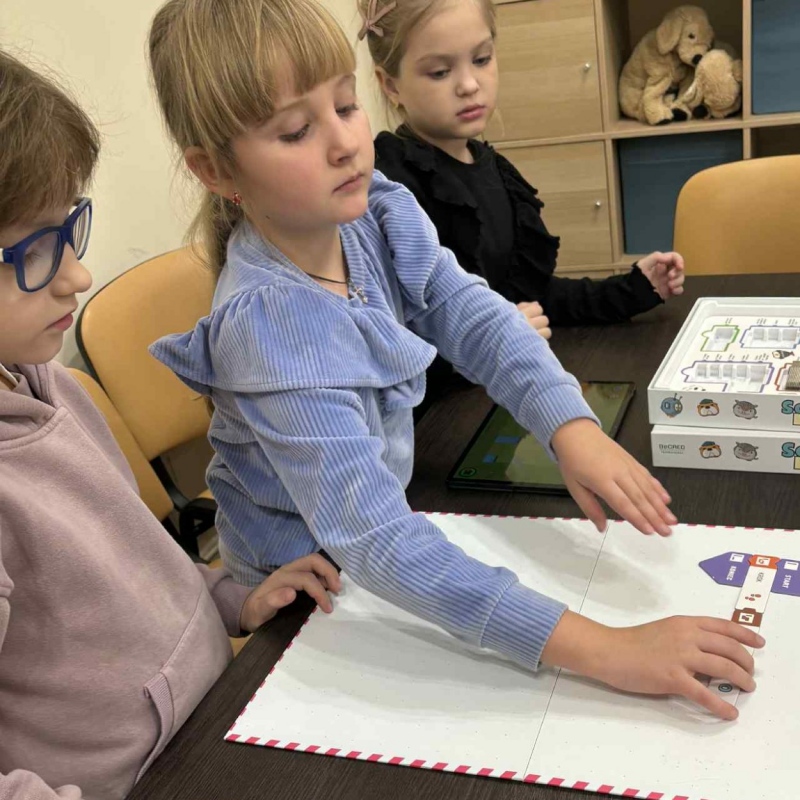 Uczniowie podczas kodowania Scottie Go! w Bibliotece Pedagogicznej