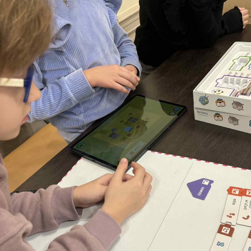 Uczniowie podczas kodowania Scottie Go! w Bibliotece Pedagogicznej